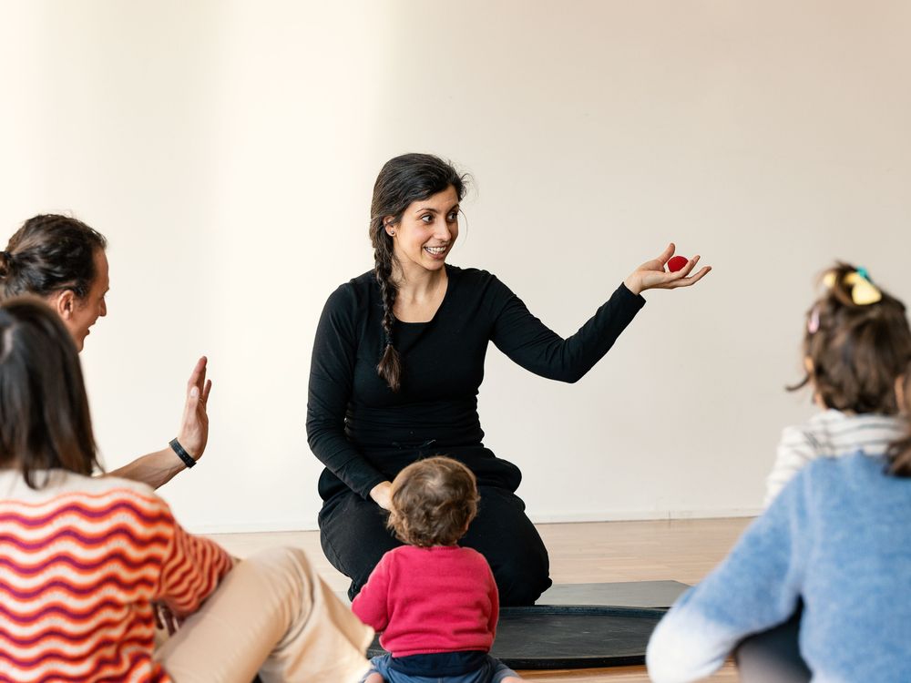 Ragazza intrattiene bambini