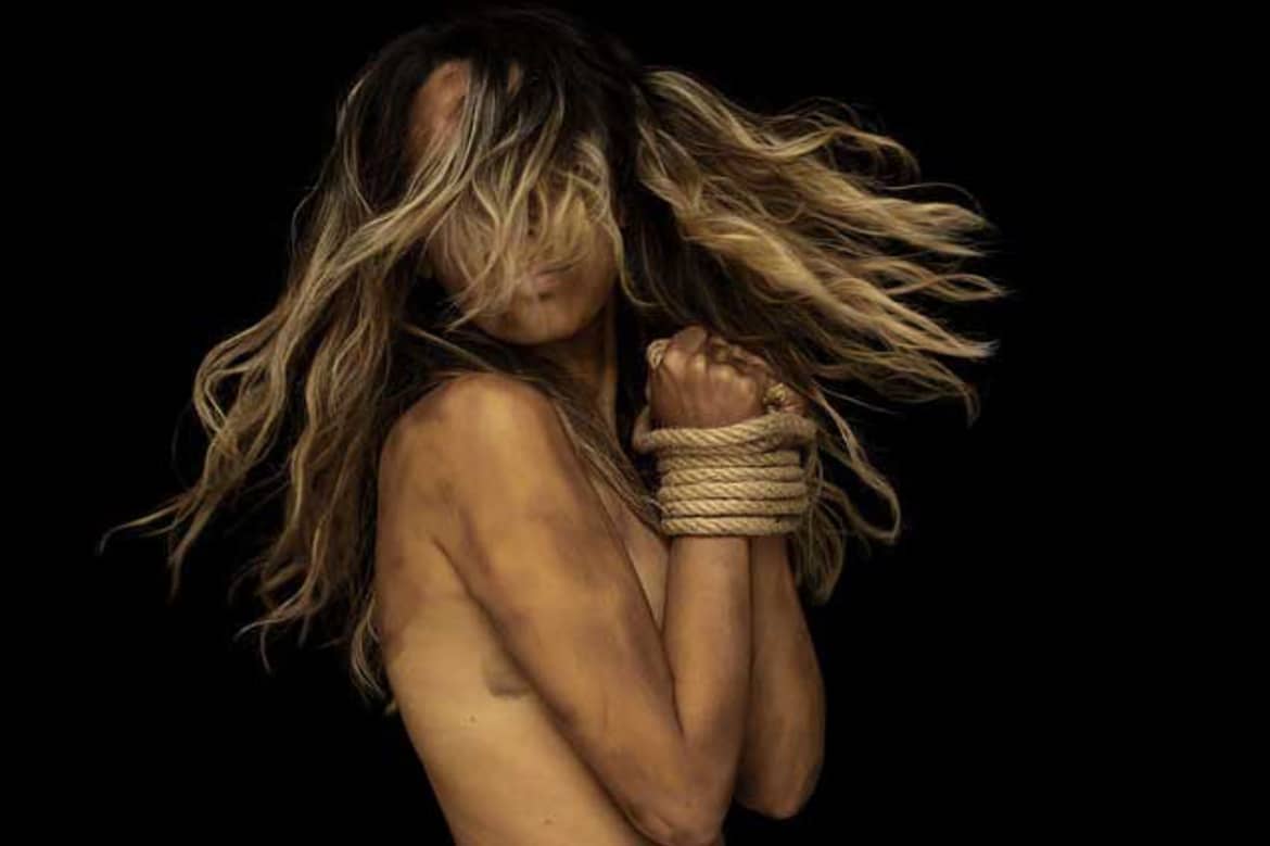 Post-traumatic stress disorder often significantly impacts a person’s life when not caught early on. What are some of the early signs of PTSD to look for? Signs of ptsd woman | hawaii island recovery