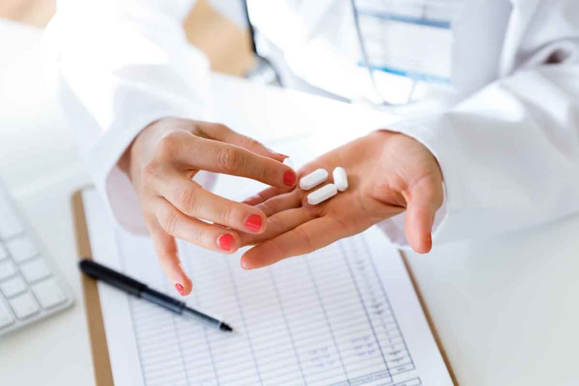 The primary function of oxycodone is to relieve pain. It serves to relieve moderate to severe pain for people with both acute and chronic pain. What does Oxycodone Do