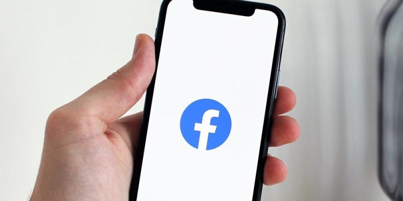 fehér almás készülék kék logóval