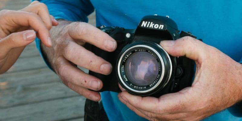 retró stílusú tükör nélküli fényképezőgép 