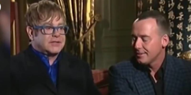 a villája melletti házat