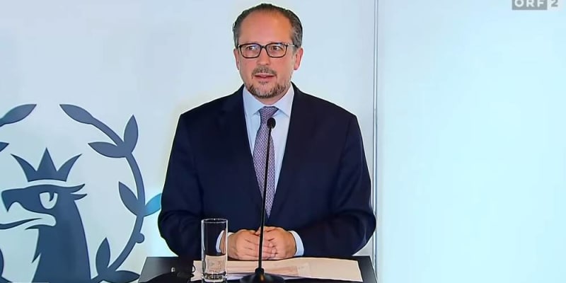 újra lezárást rendel el