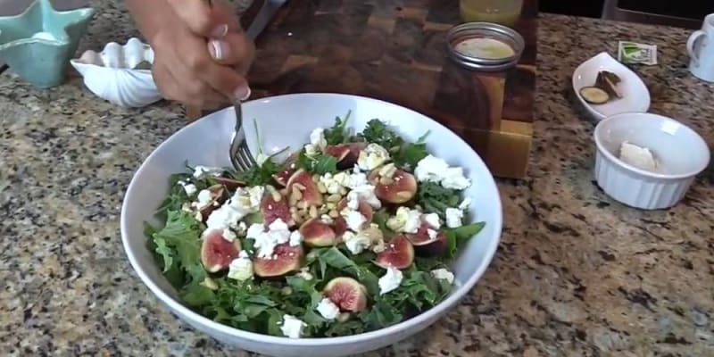 Füge rukkola saláta pekándióval