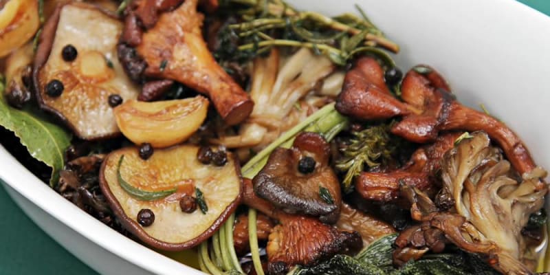 Grilezett tök és gomba friss fűszernövényekkel