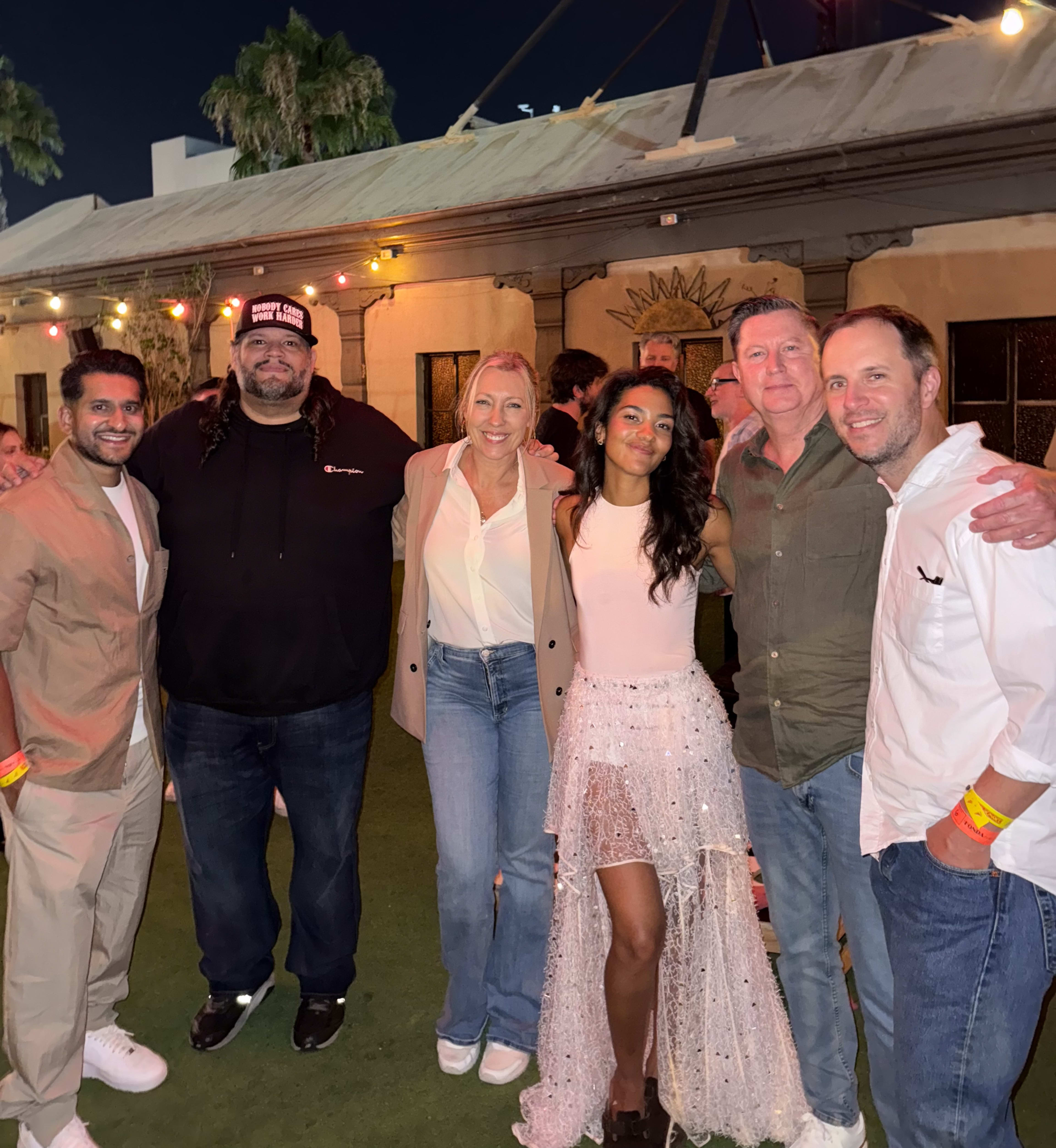 Yetuk va yosh lezbiyenlar ozlarining mushuklarini silaydilar