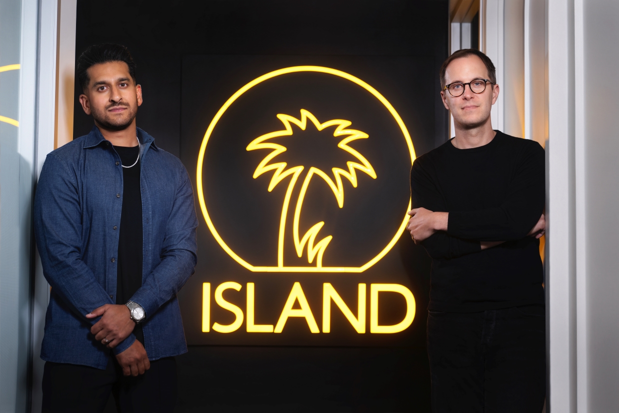 U tort oyoqqa turib, anusini korsatdi.