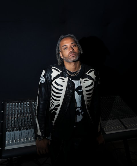 Manda's Platinum Grammar Connects With Nunez's Bones