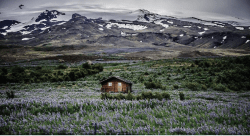 Image d'une maison isolée au pied des montagnes islandaises. Photo from boredpanda.com