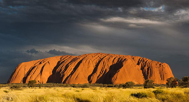 Photo de Uluru (Ayers Rock) au couché du soleil. Photo by Weyf from Wikimedia Commons