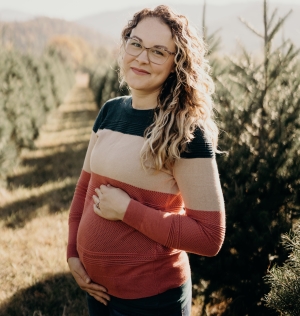 Breastfeeding specialist Holly Hunter, standing outside in a vineyard