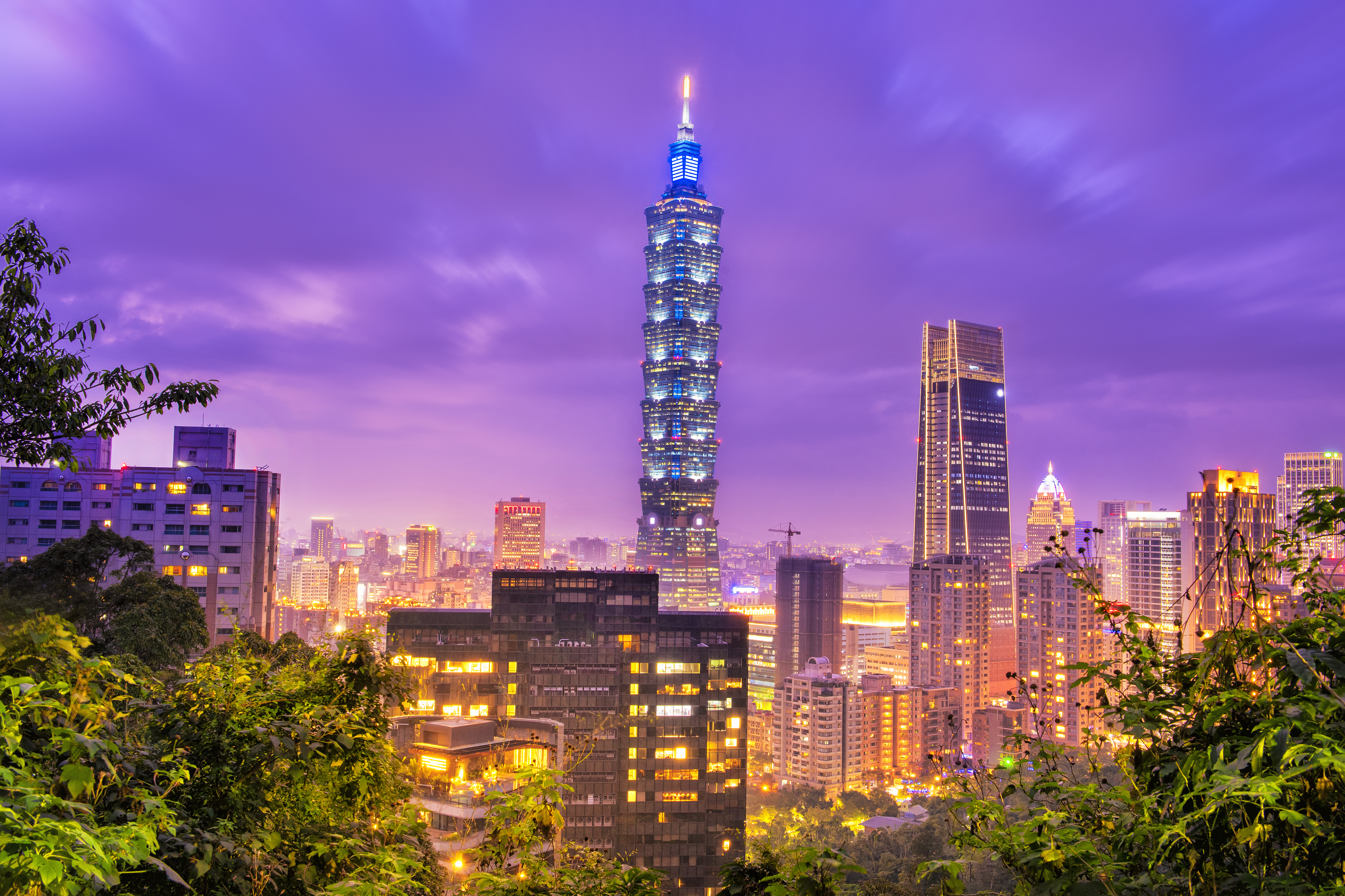 Asia Server Location Asia-Pacific’s Data Center Boom: Singapore, Hong Kong, and Tokyo Compared
