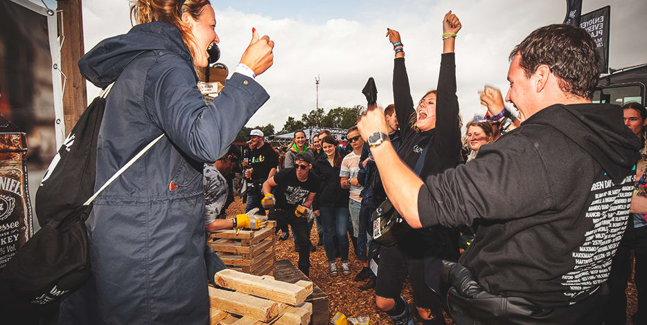 Holz stapeln auf dem Festival