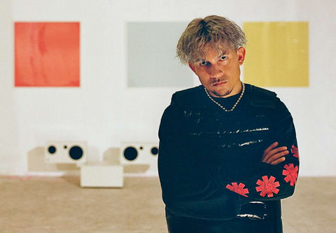 Jack Presenta Tainy in living room