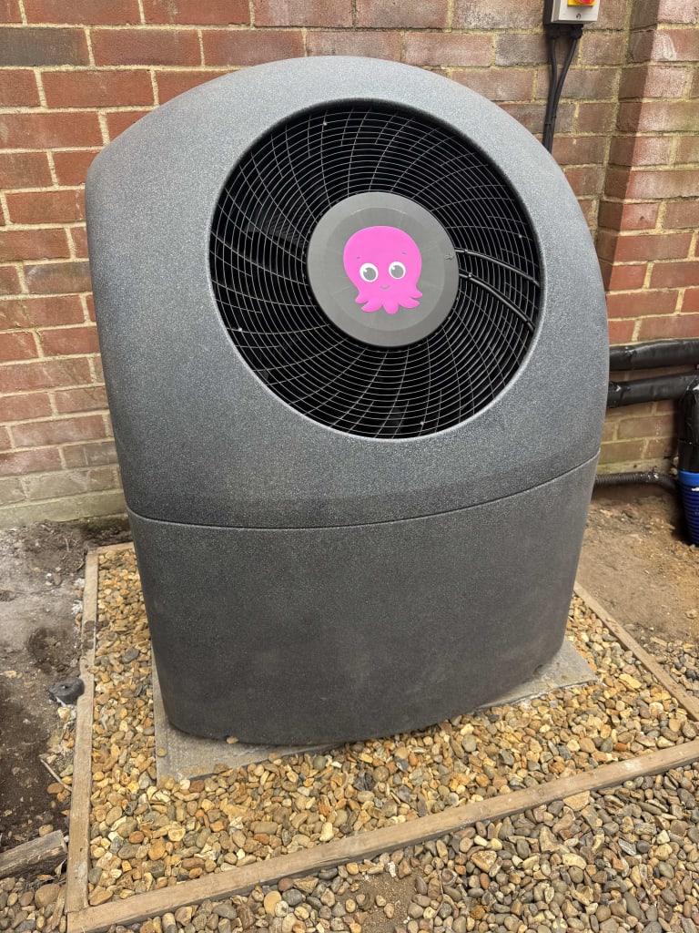 Detached property, hosted by Maxxhew | Visit a heat pump