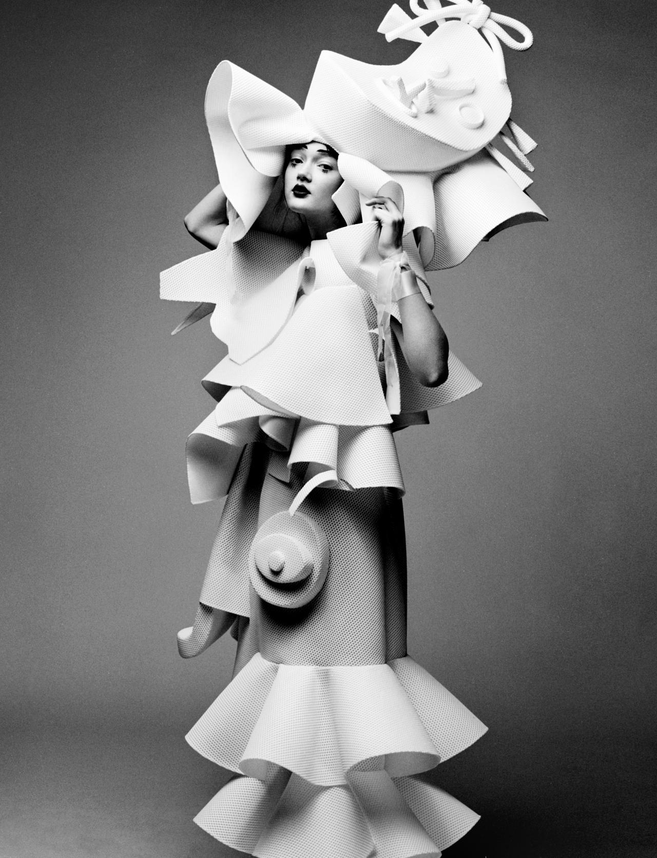 Viktor&Rolf, Performance of Sculptures, haute couture collection, SS 2016. Photo © Team Peter Stigter