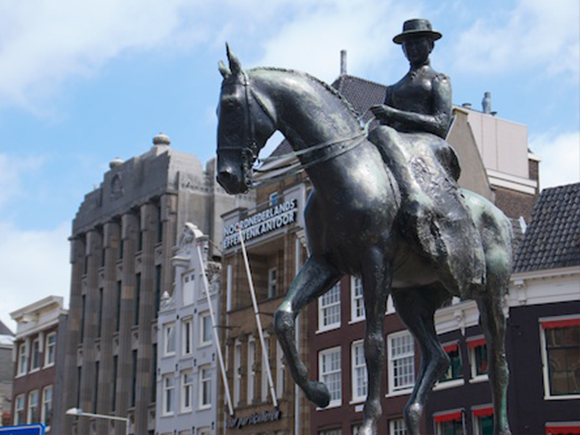 Koningin Wilhelmina op het Rokin in Amsterdam