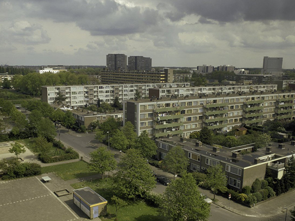 Woonwijk Kanaleneiland, gezien vanuit Flat Zuid. Foto: Thea van den Heuvel, 2002 (Rijksdienst voor het Cultureel Erfgoed)_groot