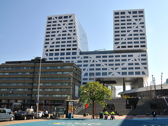 Stadskantoor Utrecht aan het Jaarbeursplein. Foto: Stadskantoor Utrecht, 2011 (via Wikimedia)_groot