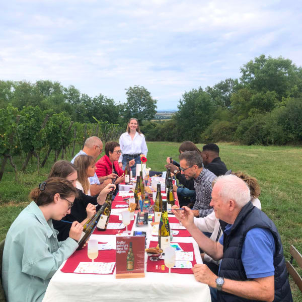 Atelier peinture sur bouteille dans les vignes