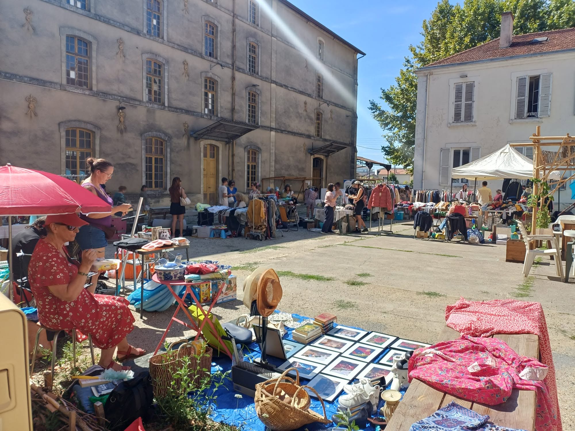 Vide-grenier nocturne à La Traverse