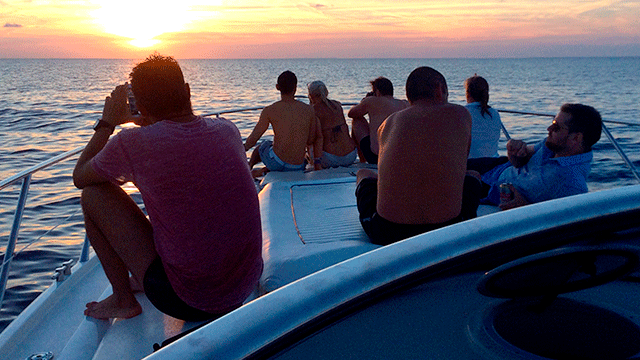 Beyond Colombia Tours | Bote de Fiesta Atardecer en la Bahía de Cartagena