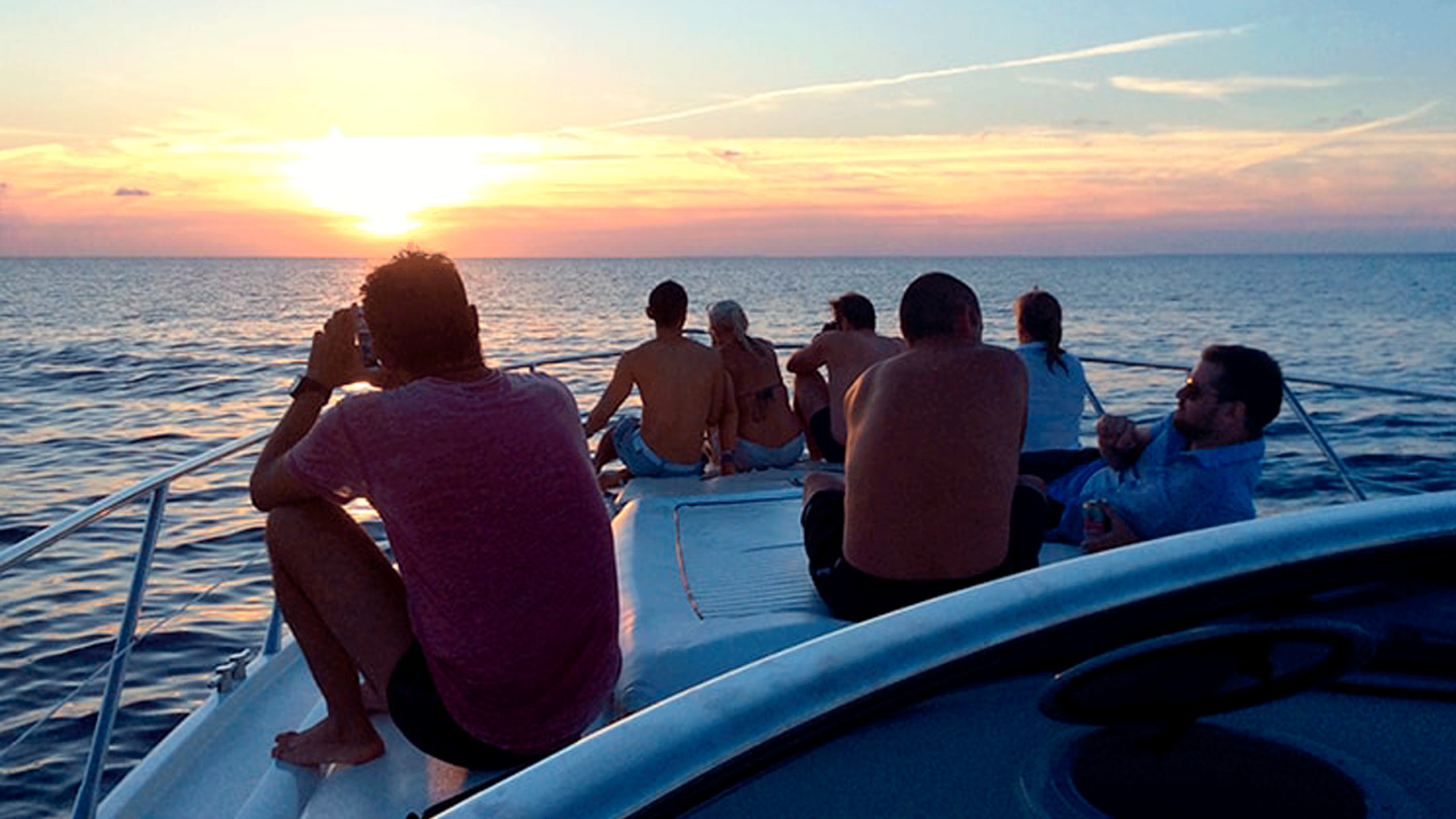 Beyond Colombia Tours | Tour: Bote de Fiesta Atardecer en la Bahía de Cartagena