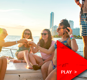 Beyond Colombia Tours | Bote de Fiesta Atardecer en la Bahía de Cartagena