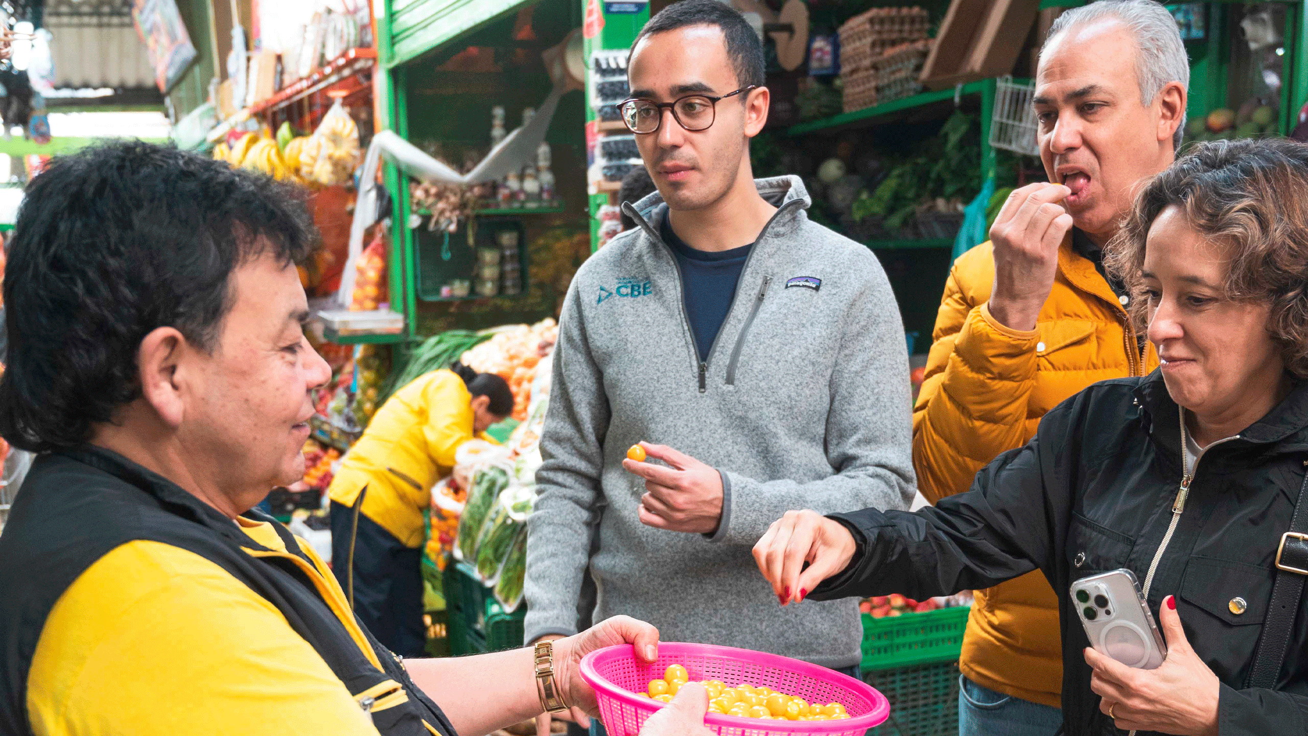 Beyond Colombia Tours | Tour: Tour de Frutas Exóticas en el Mercado de Paloquemao