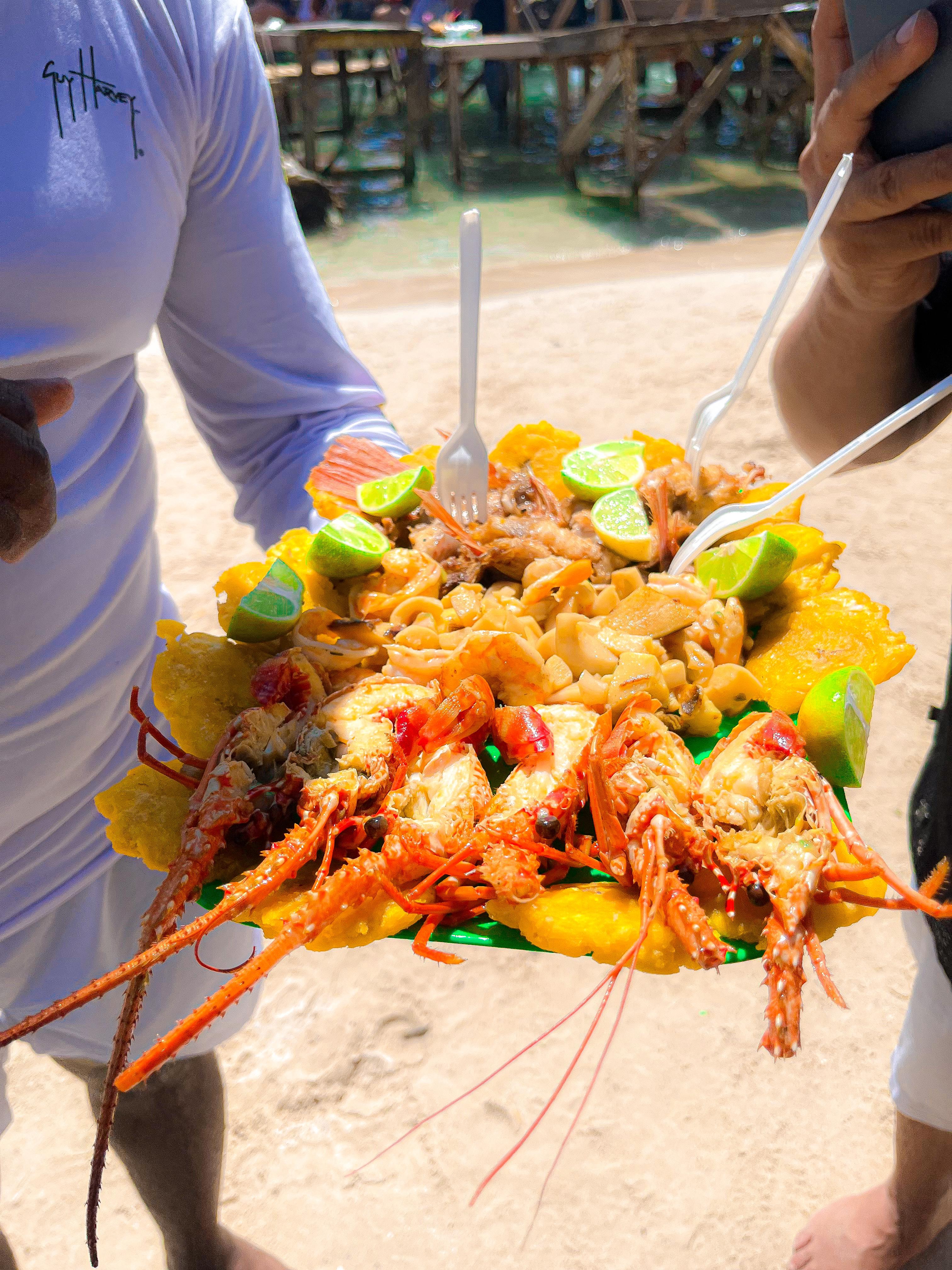 Beyond Colombia Tours | Tour: Experiencia "Forever Cholón" Isla de Fiesta