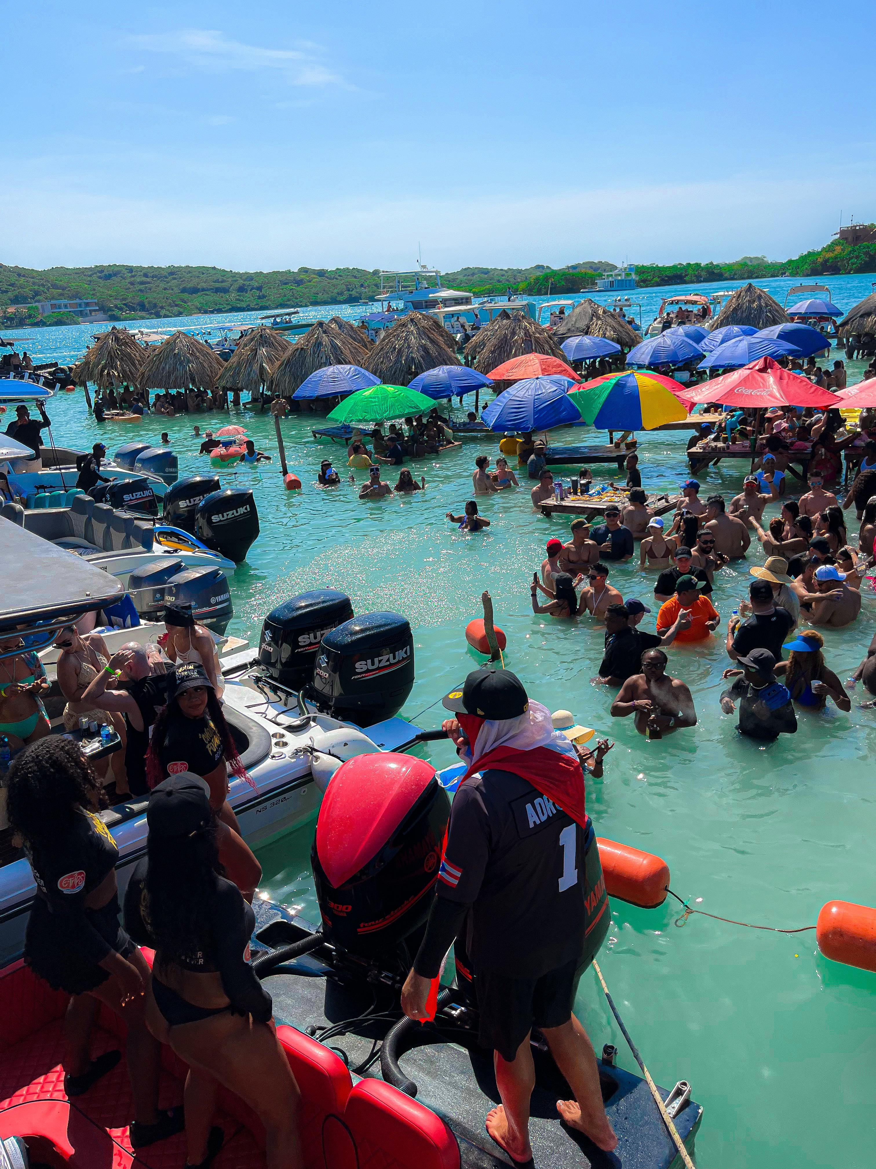 Beyond Colombia Tours | Tour: Experiencia "Forever Cholón" Isla de Fiesta