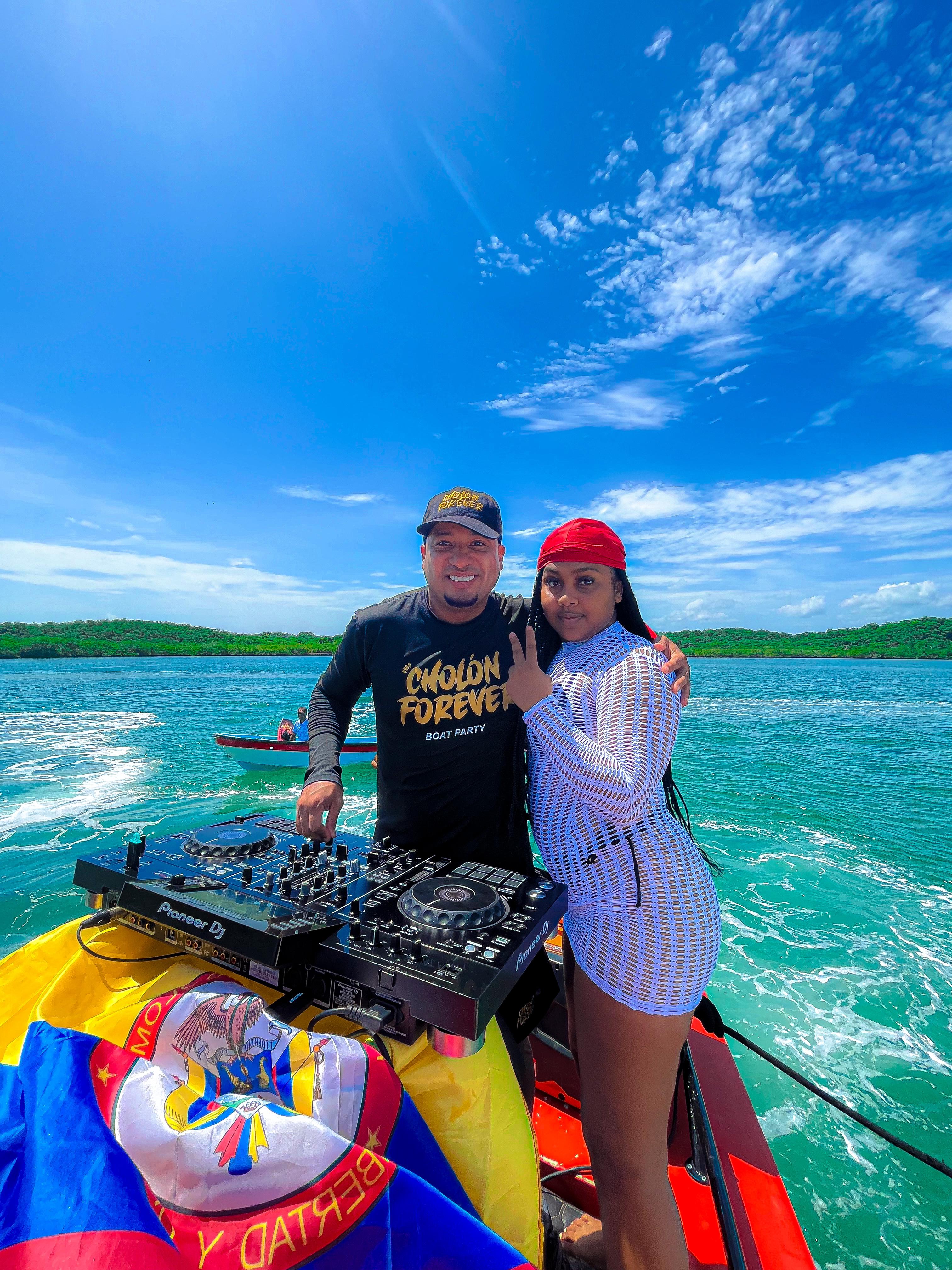 Beyond Colombia Tours | Tour: Experiencia "Forever Cholón" Isla de Fiesta