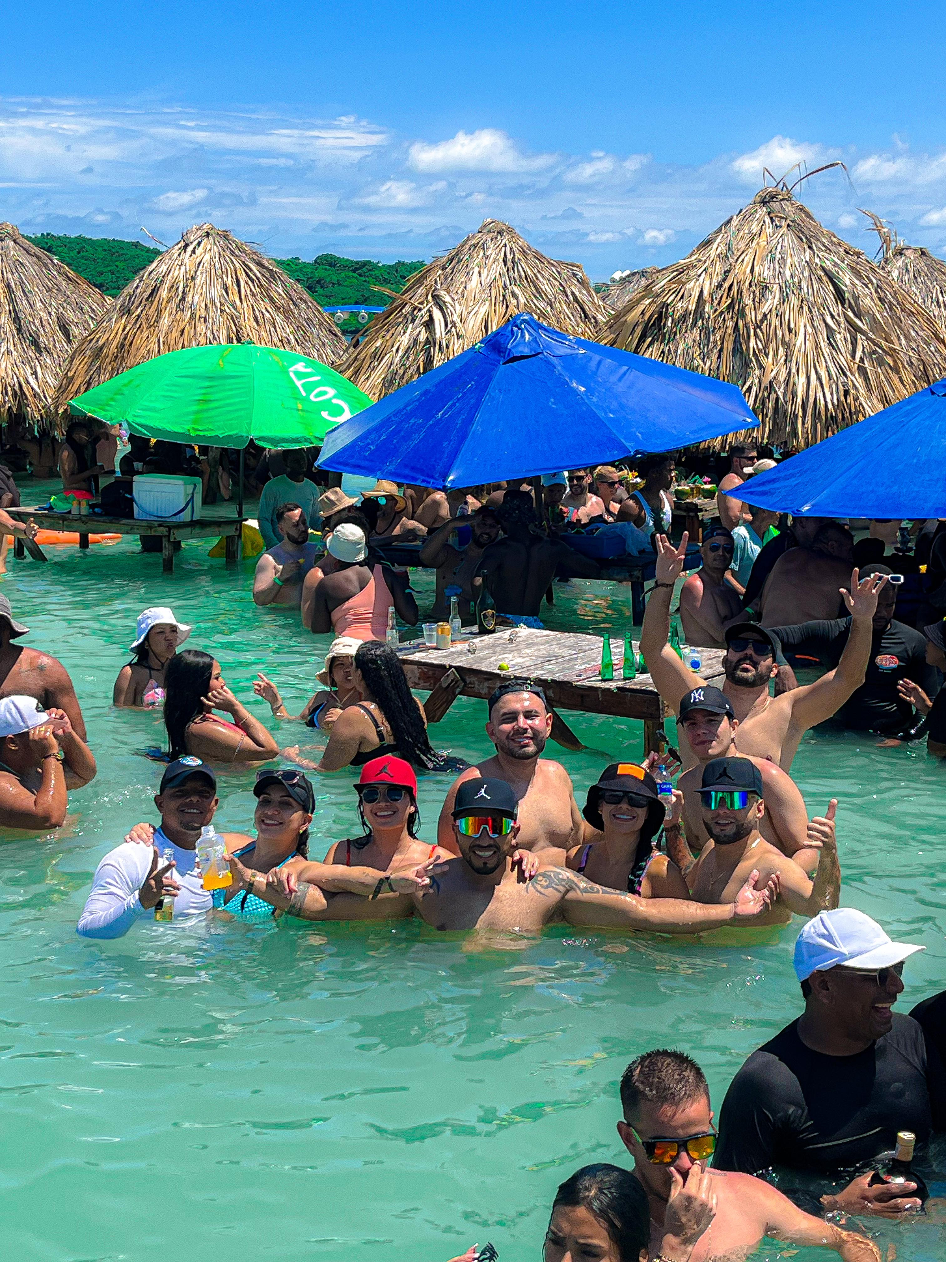 Beyond Colombia Tours | Tour: Experiencia "Forever Cholón" Isla de Fiesta