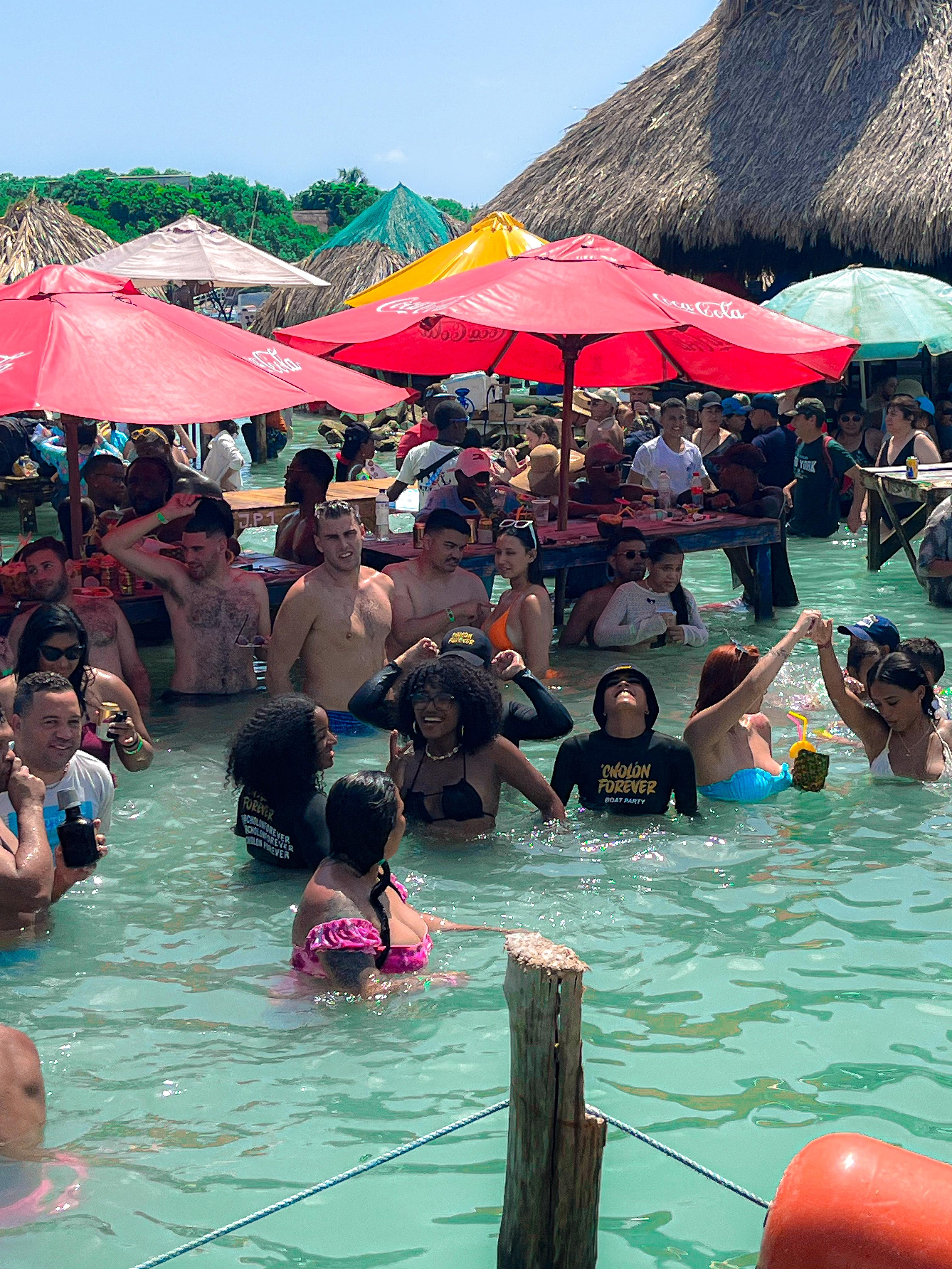 Beyond Colombia Tours | Tour: Experiencia "Forever Cholón" Isla de Fiesta