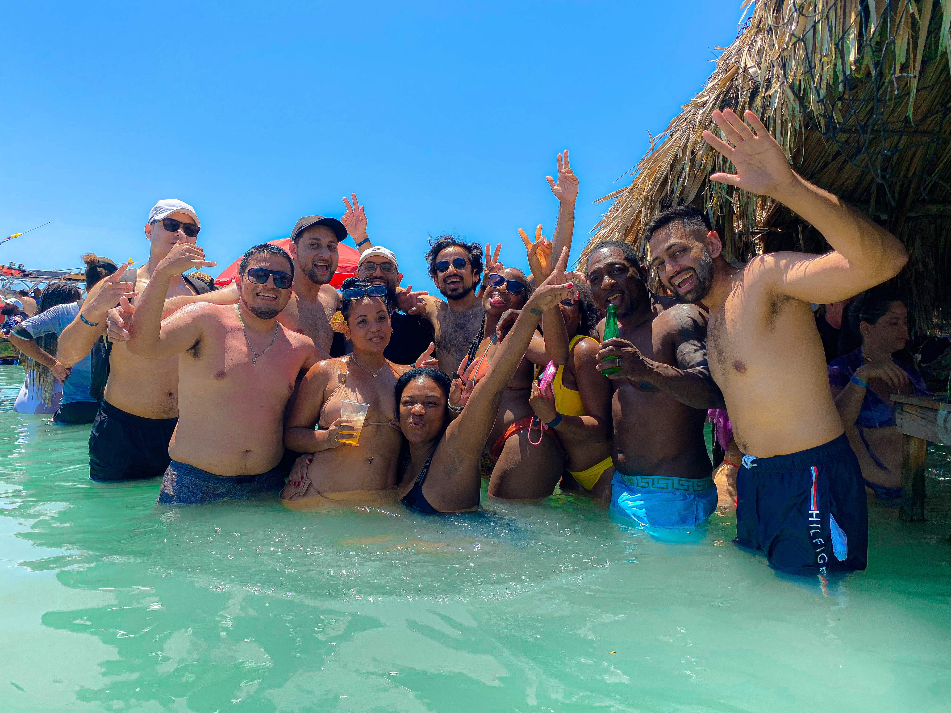 Beyond Colombia Tours | Tour: Experiencia "Forever Cholón" Isla de Fiesta