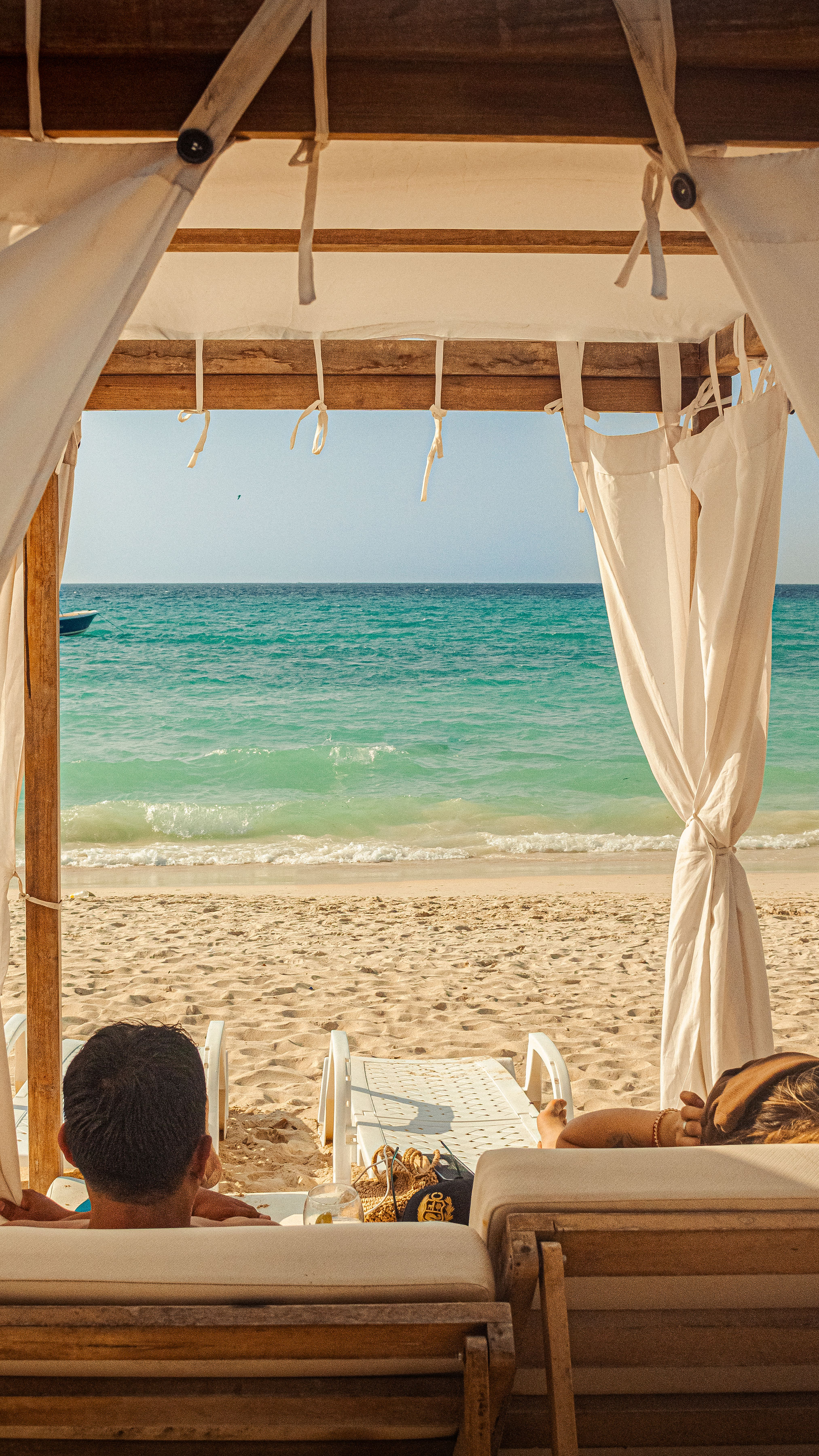 Beyond Colombia Tours | Tour: Mambo Beach Club Day Trip at Barú Island