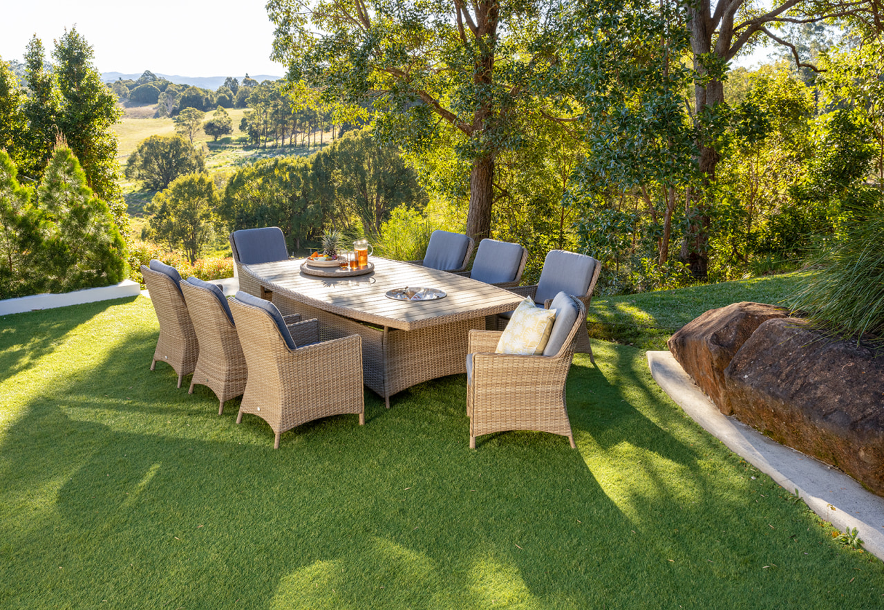 LUAU Outdoor Dining Table – image 10 of 12