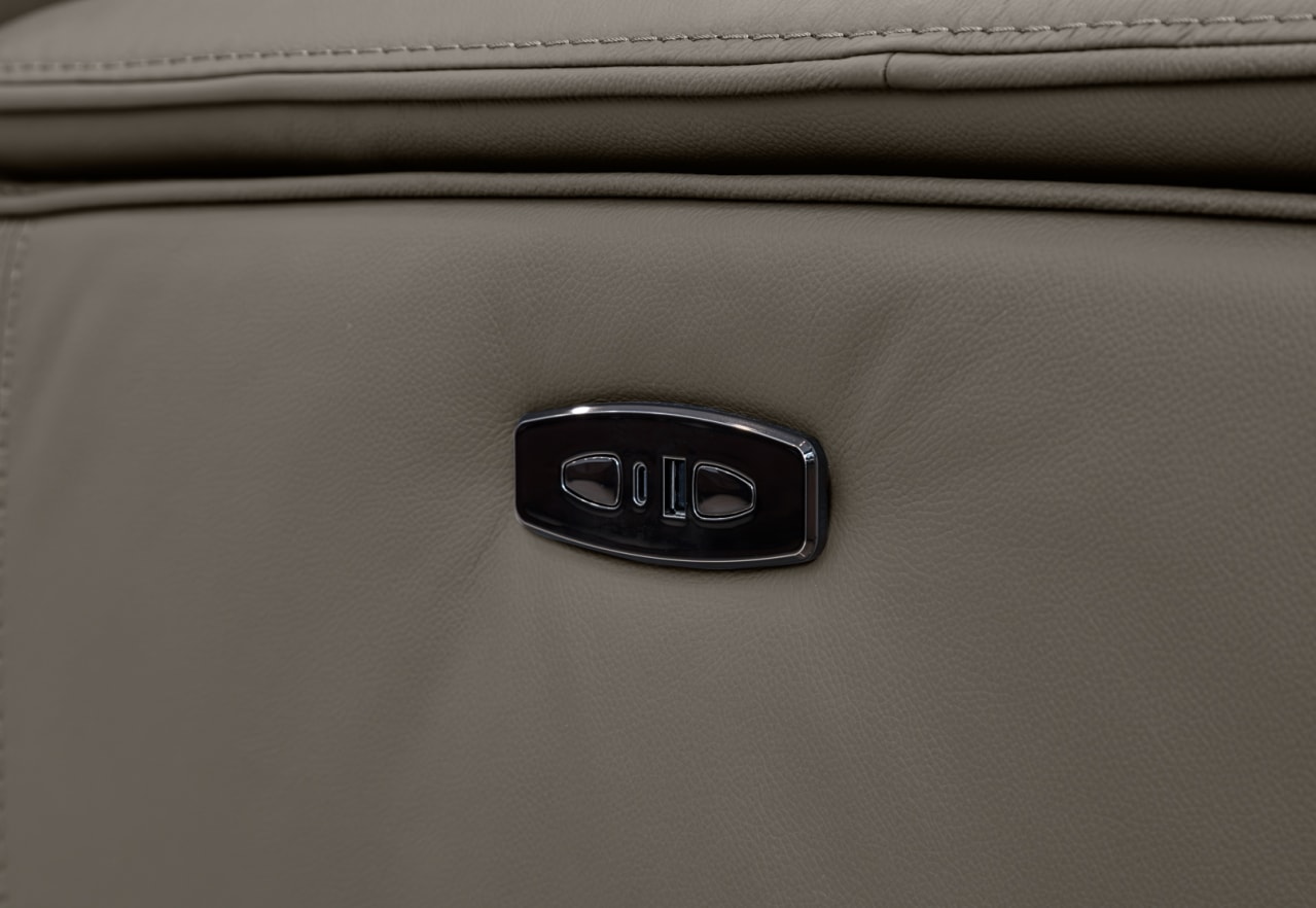 GLUSMAN LEATHER Electric Recliner – image 7 of 11