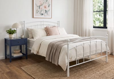 VANG Queen Bed