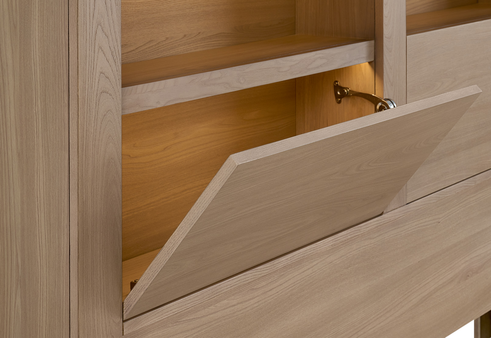TIVOLI Queen Bed – image 15 of 27