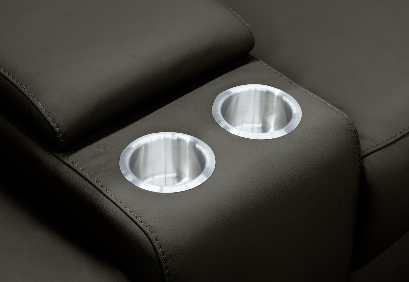 CASAMORE LEATHER 2 Seater Electric Recliners and Console – image 15 of 16