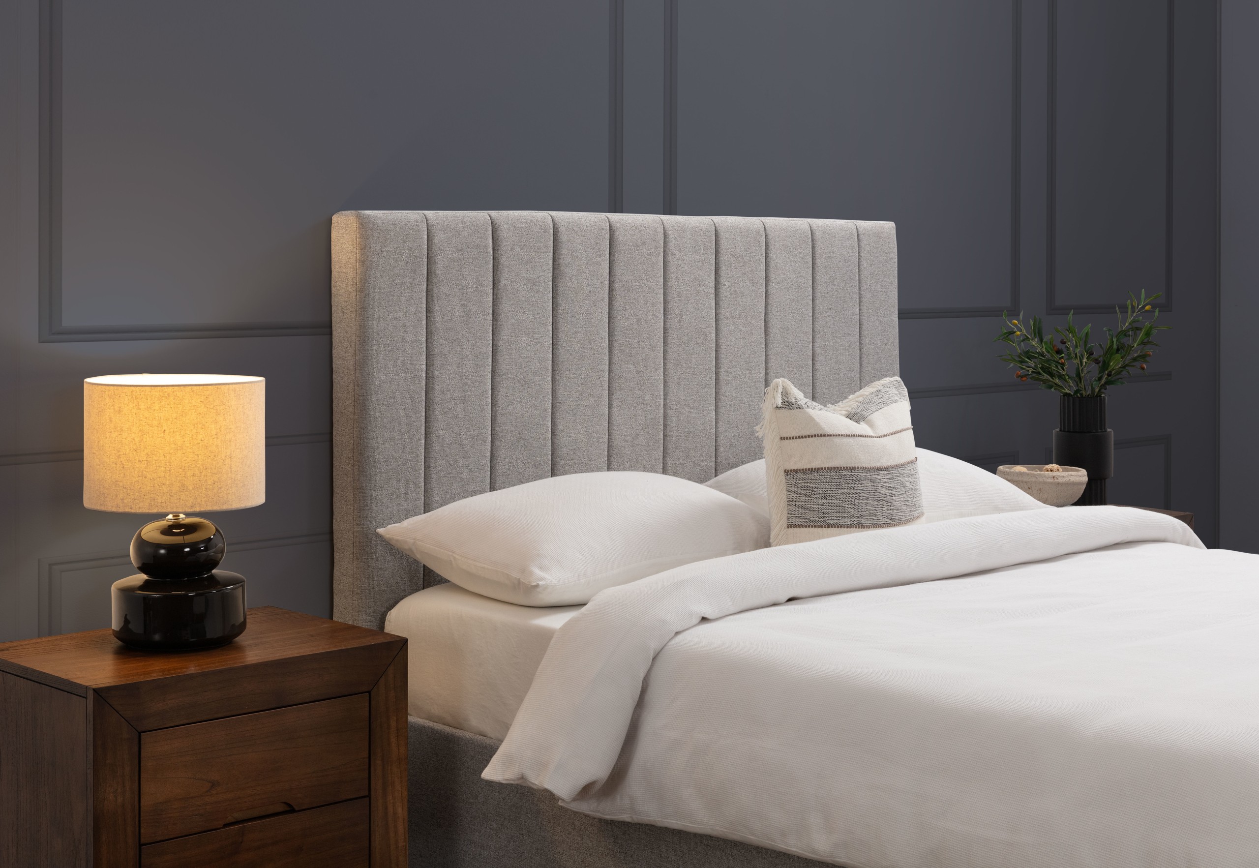 CORBIN Queen Bed – image 17 of 22