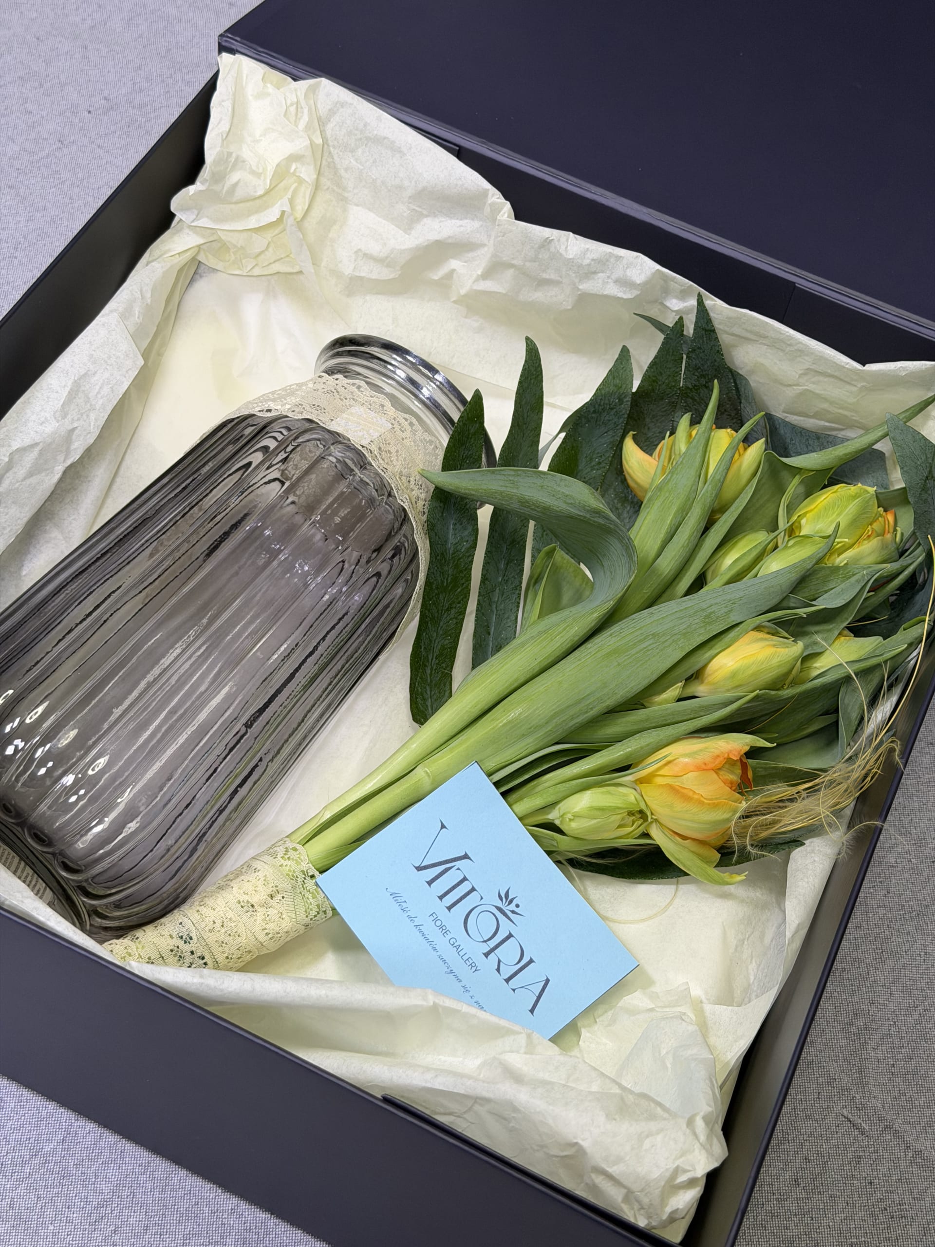 Tulipany ułożone w pudełku, widok z góry