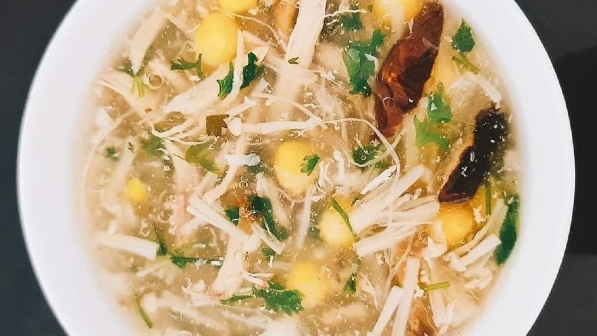 Bát súp gà nấm nấu tại nhà, nước sánh mịn