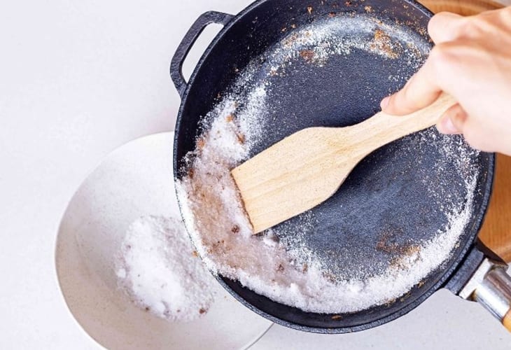 Đun nóng dầu ăn với muối hạt để làm sạch chảo chống dính bám dầu mỡ