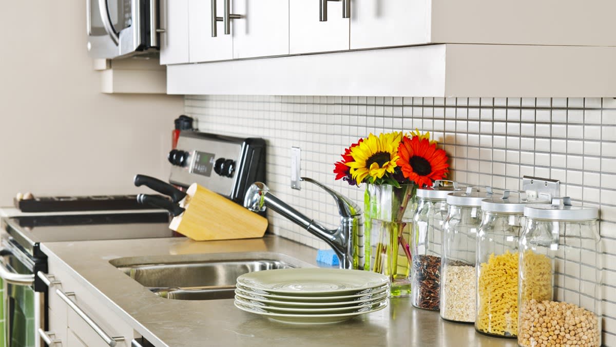 Gian bếp sạch sẽ sáng bóng sau khi dọn dẹp