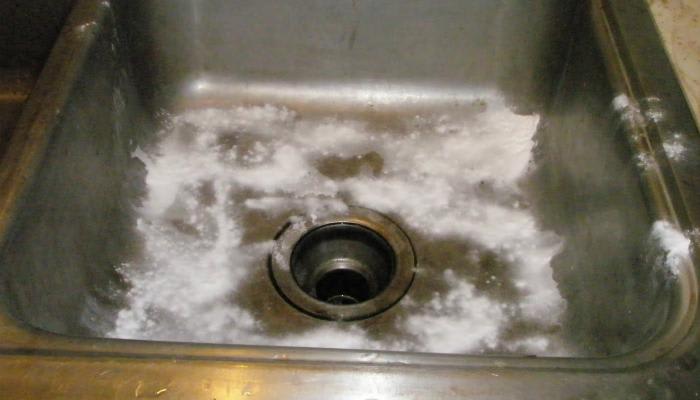 Dùng baking soda làm sạch bồn rửa bát inox