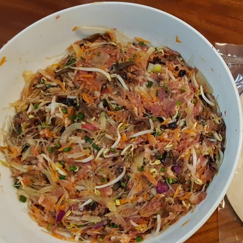 Sơ chế nguyên liệu và trộn nhân nem rán