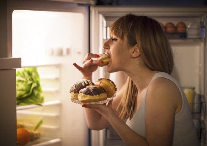 Người ngồi ăn khuya một mình bên bàn bếp