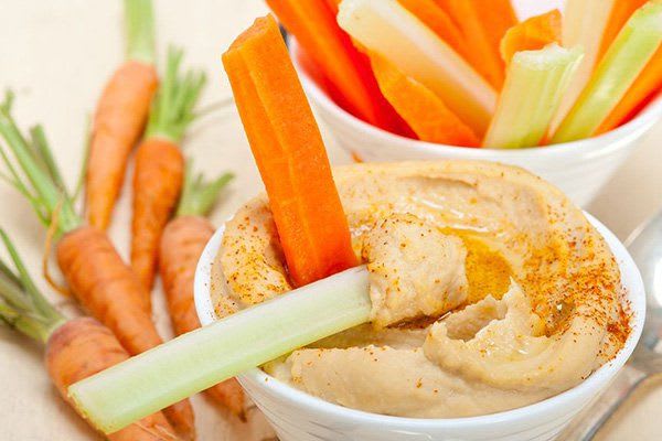 Cà rốt và cần tây cắt que chấm sốt đậu